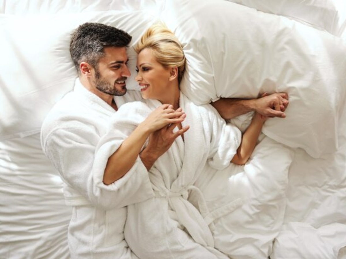 Why hotel room bed sheets is always white Marathi News