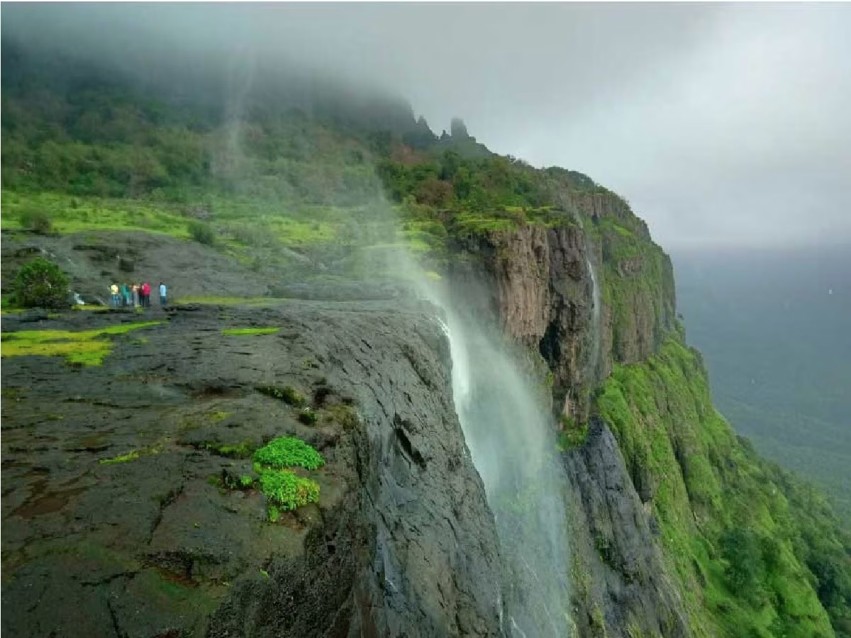 महाराष्ट्रातील 2 रहस्यमयी ठिकाणं जिथं न्यूटनचा गुरुत्वाकर्षणाचा नियम फेल ठरतो! जगातील सर्व वैज्ञानिक होतात आश्चर्यचकित  title=