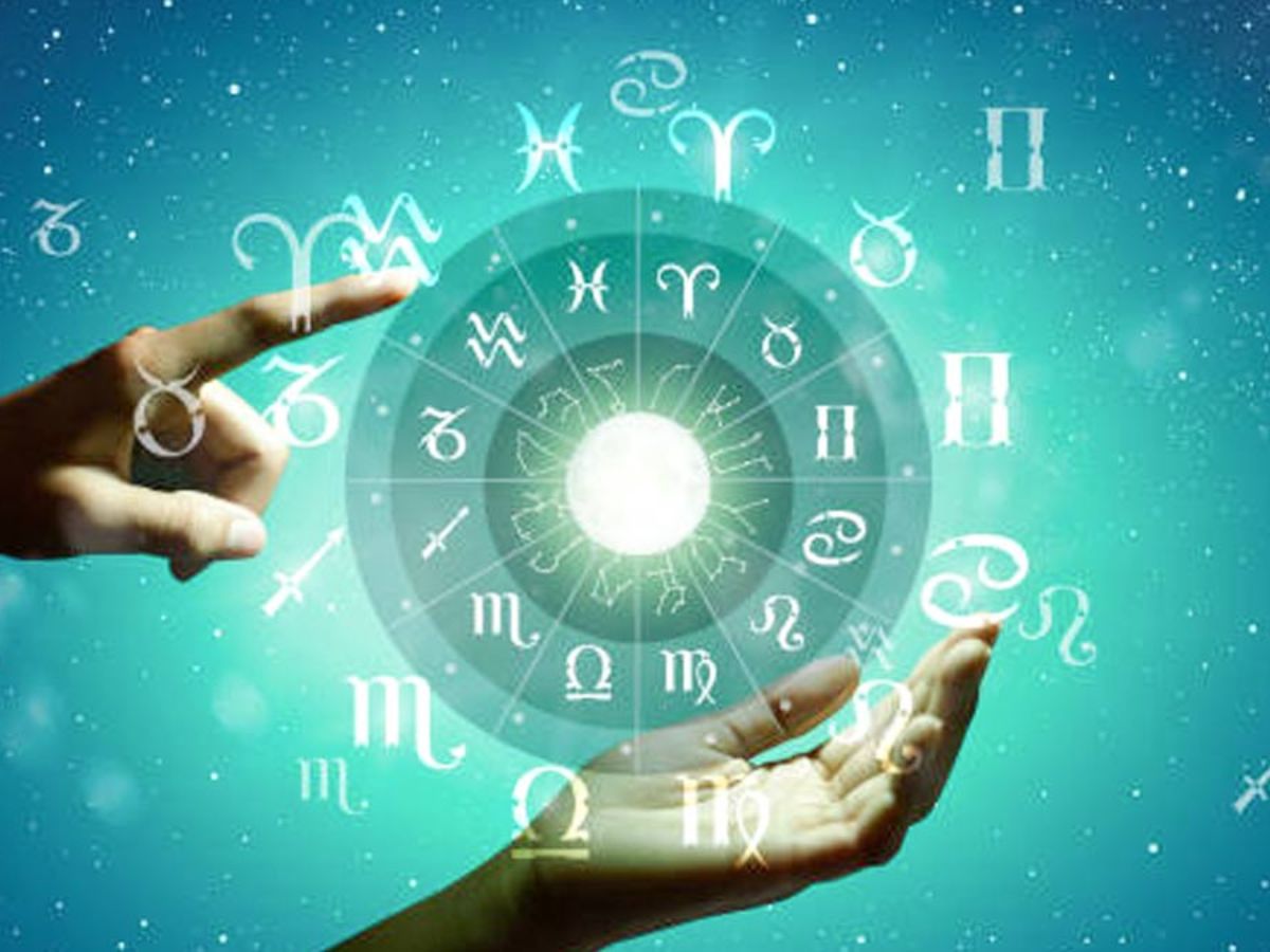 Horoscope : शशि योगमुळे मेष, वृषभ सह 5 राशींच्या करिअरमध्ये मोठी संधी, होईल धनलाभ Horoscope : शशि योगमुळे मेष, वृषभ सह 5 राशींच्या करिअरमध्ये मोठी संधी, होईल धनलाभ