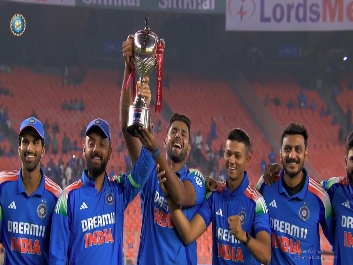 IND vs ENG: भारतीय संघाकडून इंग्लंडची दाणादाण, 34 ओव्हर्समध्ये अख्खा संघ गुंडाळला; क्लीन स्वीप देत मोडला 13 वर्षांचा रेकॉर्ड IND vs ENG: भारतीय संघाकडून इंग्लंडची दाणादाण, 34 ओव्हर्समध्ये अख्खा संघ गुंडाळला; क्लीन स्वीप देत मोडला 13 वर्षांचा रेकॉर्ड