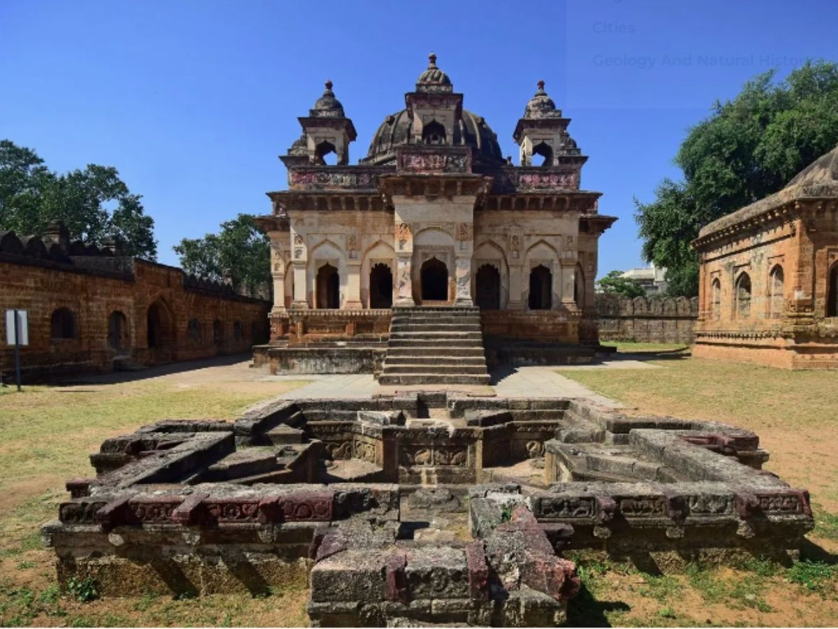 महाराष्ट्रातील ताजमहाल! एका राणीने बांधली होती राजासाठी भव्यदिव्य वास्तु title=