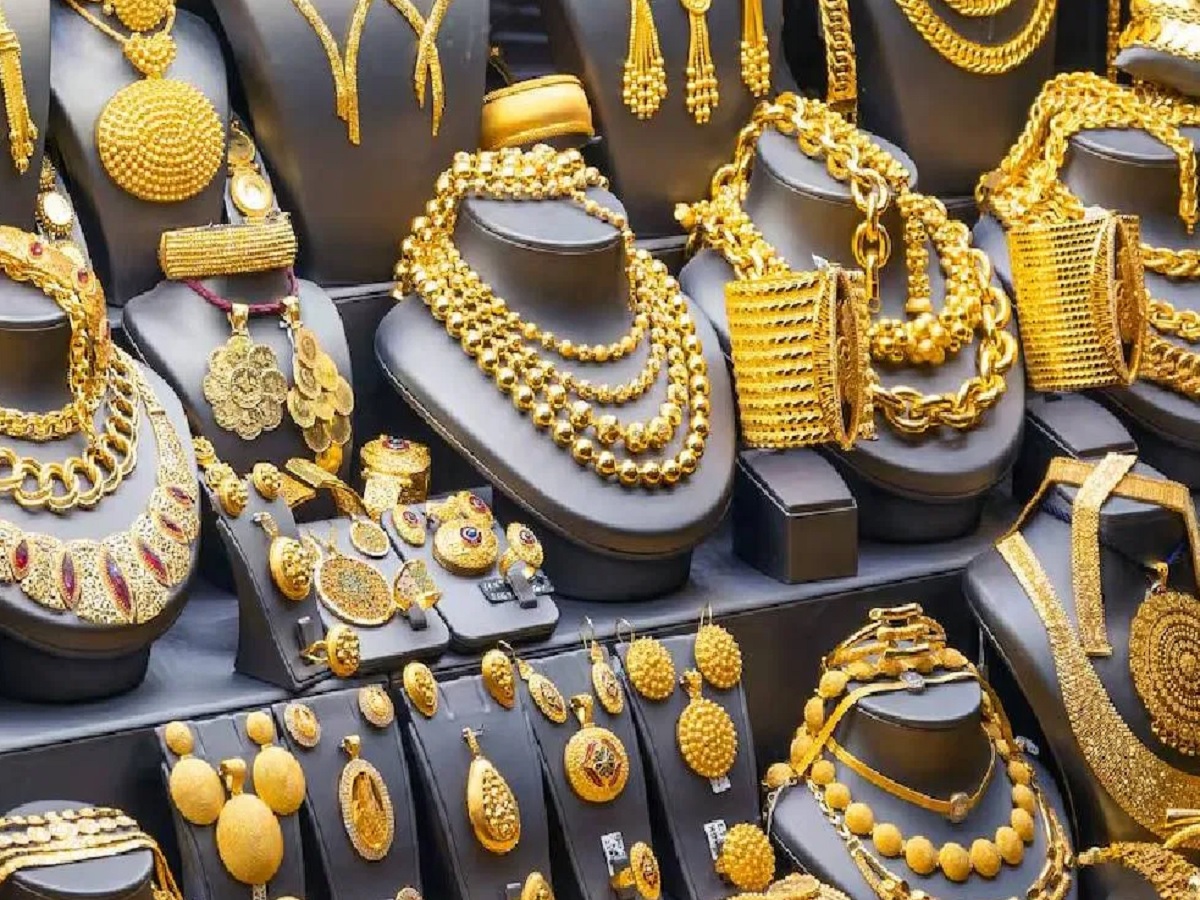 Gold Silver : अचानक सोनं चांदी स्वस्त झालं! तब्बल 'इतक्या' रुपयांनी दर कमी झाले Gold Silver : अचानक सोनं चांदी स्वस्त झालं! तब्बल 'इतक्या' रुपयांनी दर कमी झाले