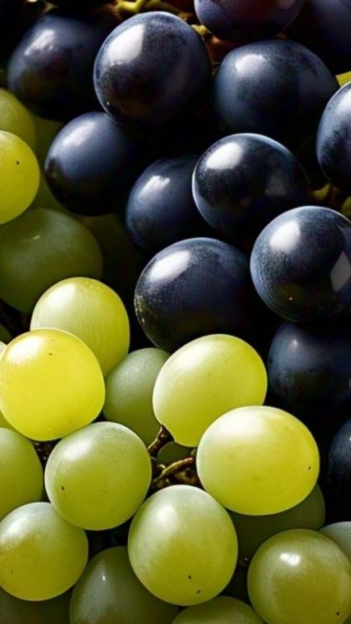 Black grapes are more beneficial and powerful than green grapes