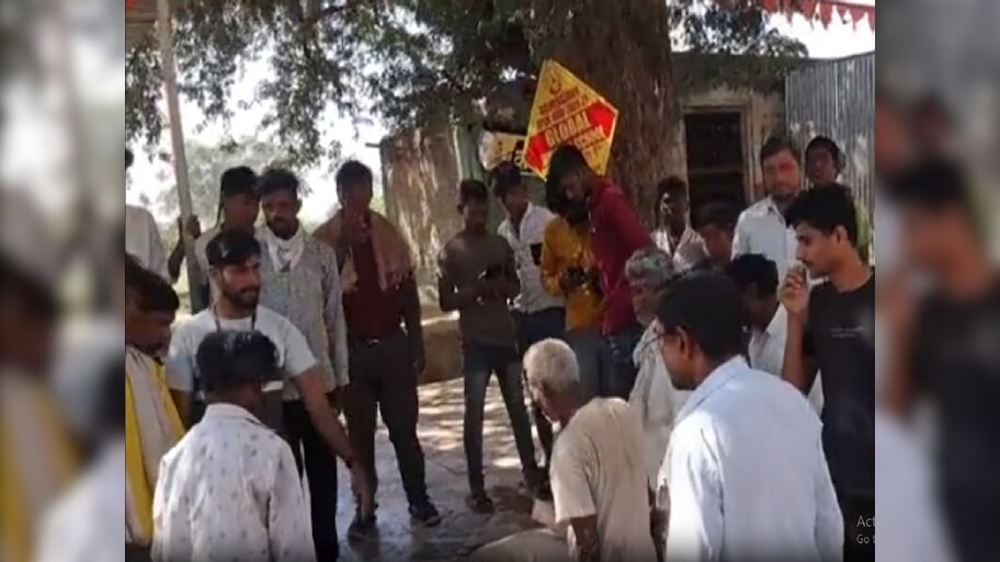  महाराष्ट्रातील धक्कादायक प्रकार! अंत्ययात्रा सुरु असताना नातेवाईक मृतदेह रस्त्यात टाकून वाट दिसेल तिथे पळत सुटले 