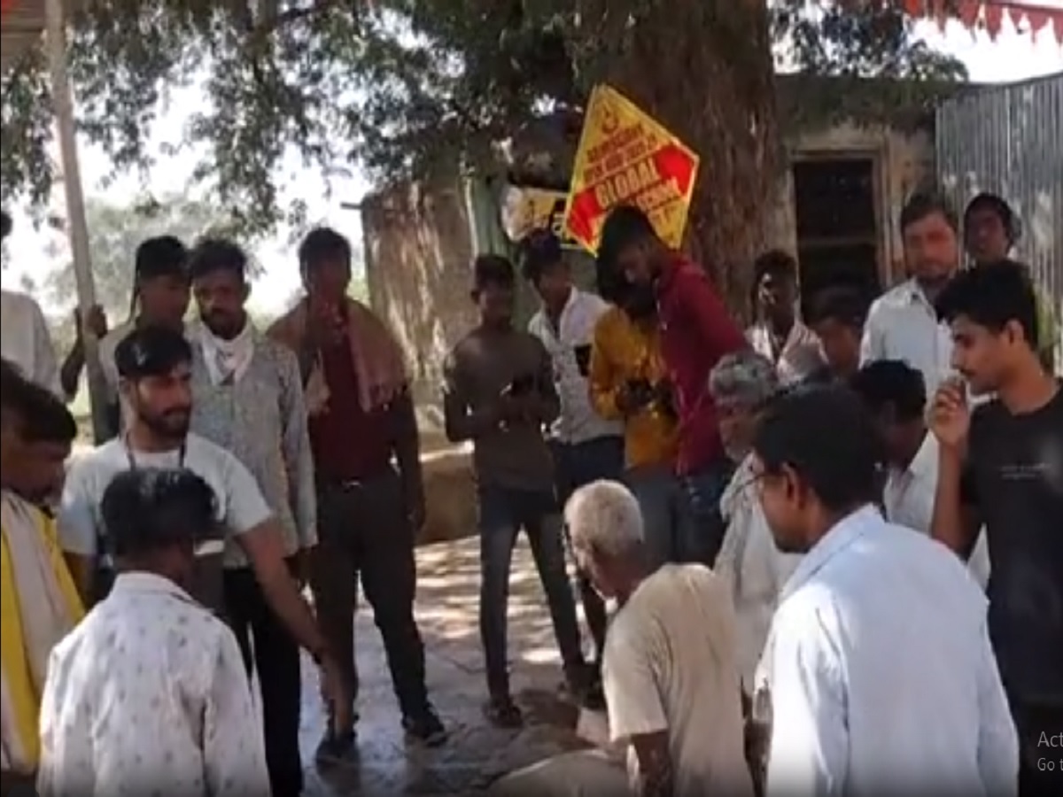 महाराष्ट्रातील धक्कादायक प्रकार! अंत्ययात्रा सुरु असताना नातेवाईक मृतदेह रस्त्यात टाकून वाट दिसेल तिथे पळत सुटले महाराष्ट्रातील धक्कादायक प्रकार! अंत्ययात्रा सुरु असताना नातेवाईक मृतदेह रस्त्यात टाकून वाट दिसेल तिथे पळत सुटले