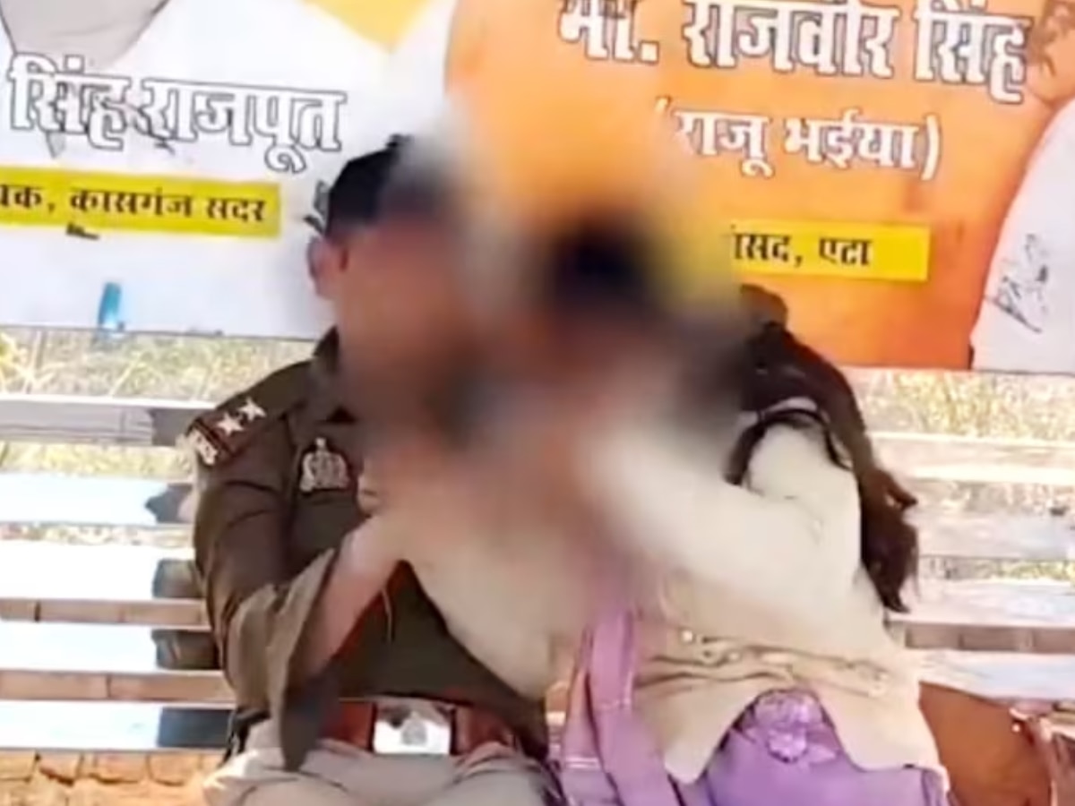 Video: नशेत धुंद पोलीस कर्तव्य विसरला, बस स्टॉपवर करु लागला अश्लील चाळे