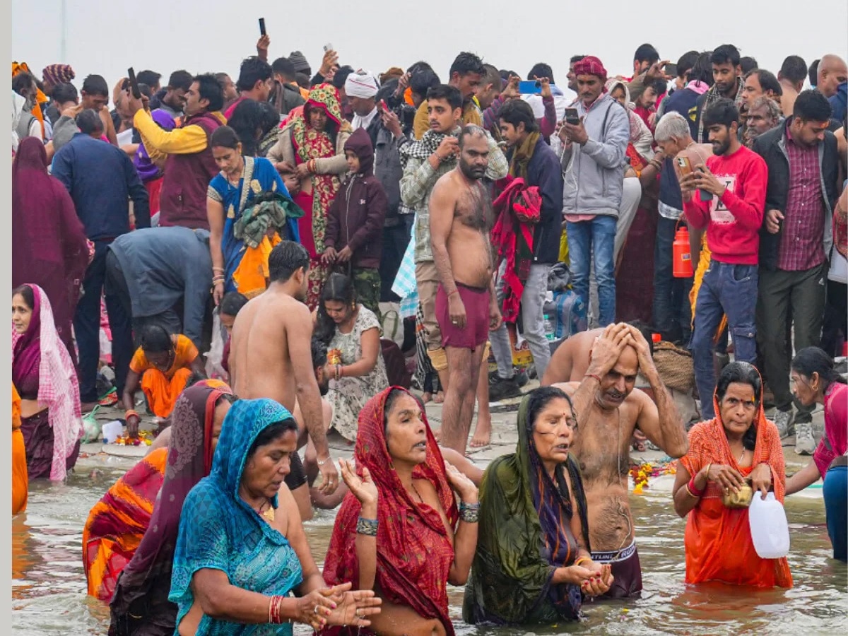 महाकुंभमधील खळबळजनक सत्य उघड! महिलांचे आंघोळीचे आणि कपडे बदलतानाचे VIDEO...; अख्खं प्रशासन हादरलं