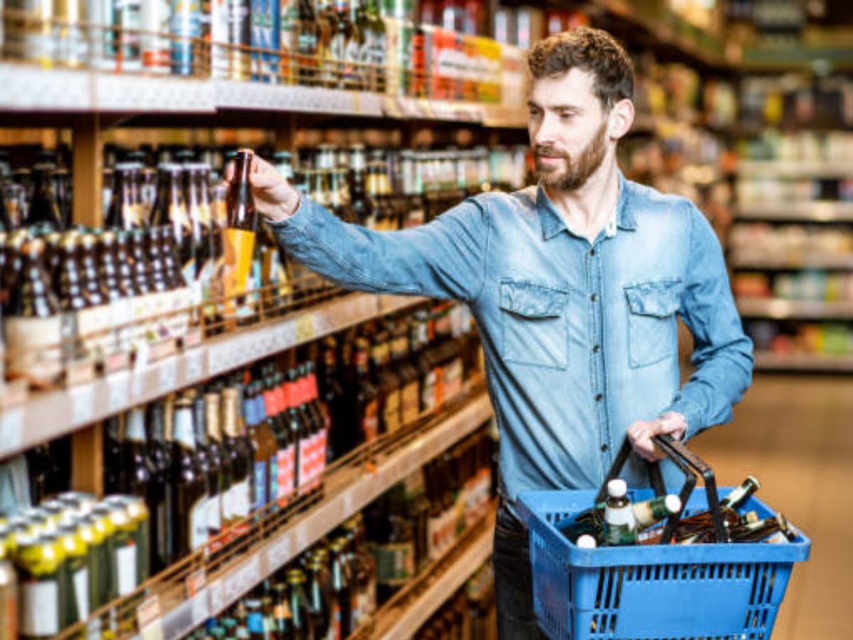 Alcohol shopkeeper earn by selling a bottle of liquor worth 2k rupees