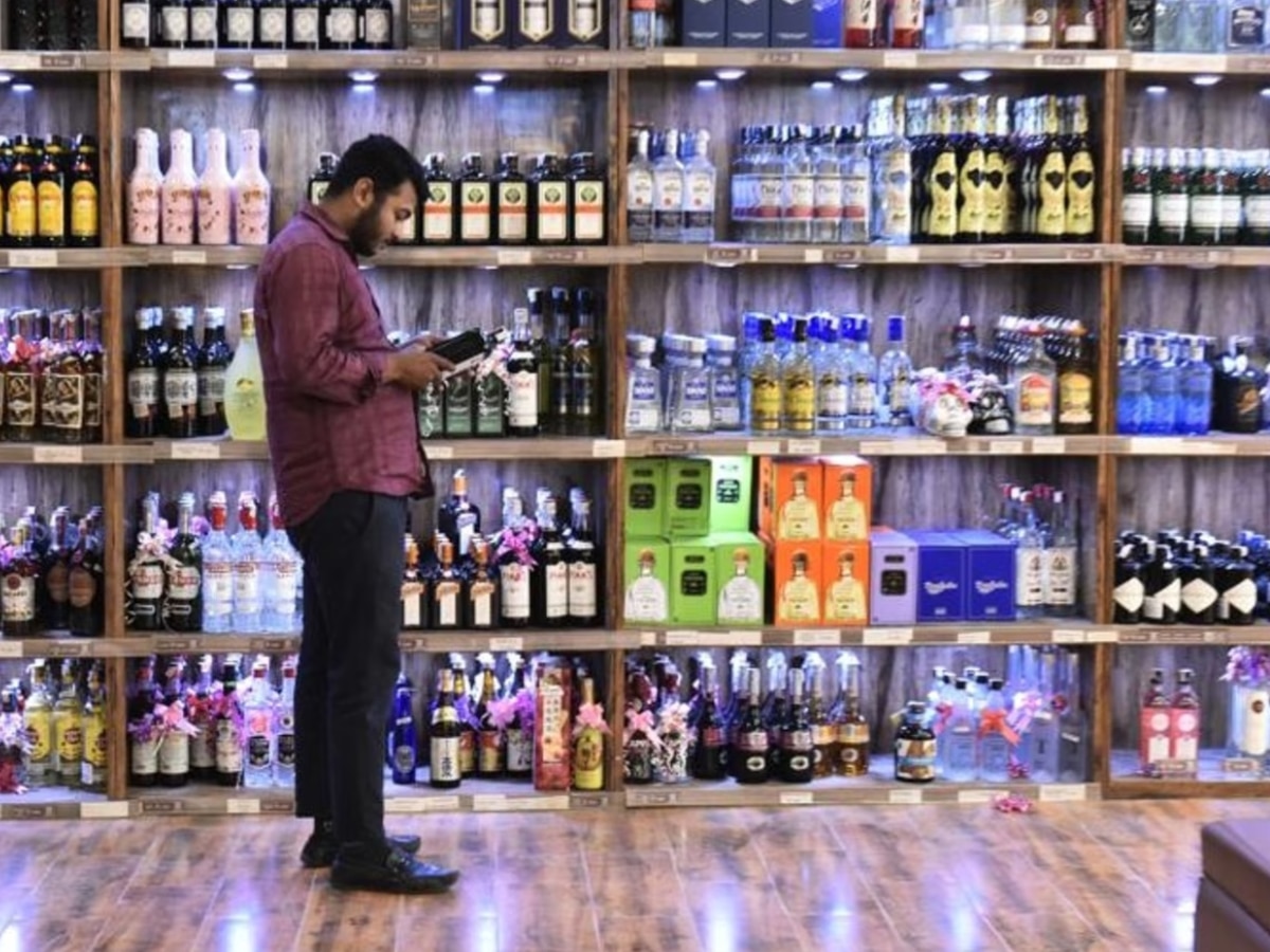 Alcohol shopkeeper earn by selling a bottle of liquor worth 2k rupees