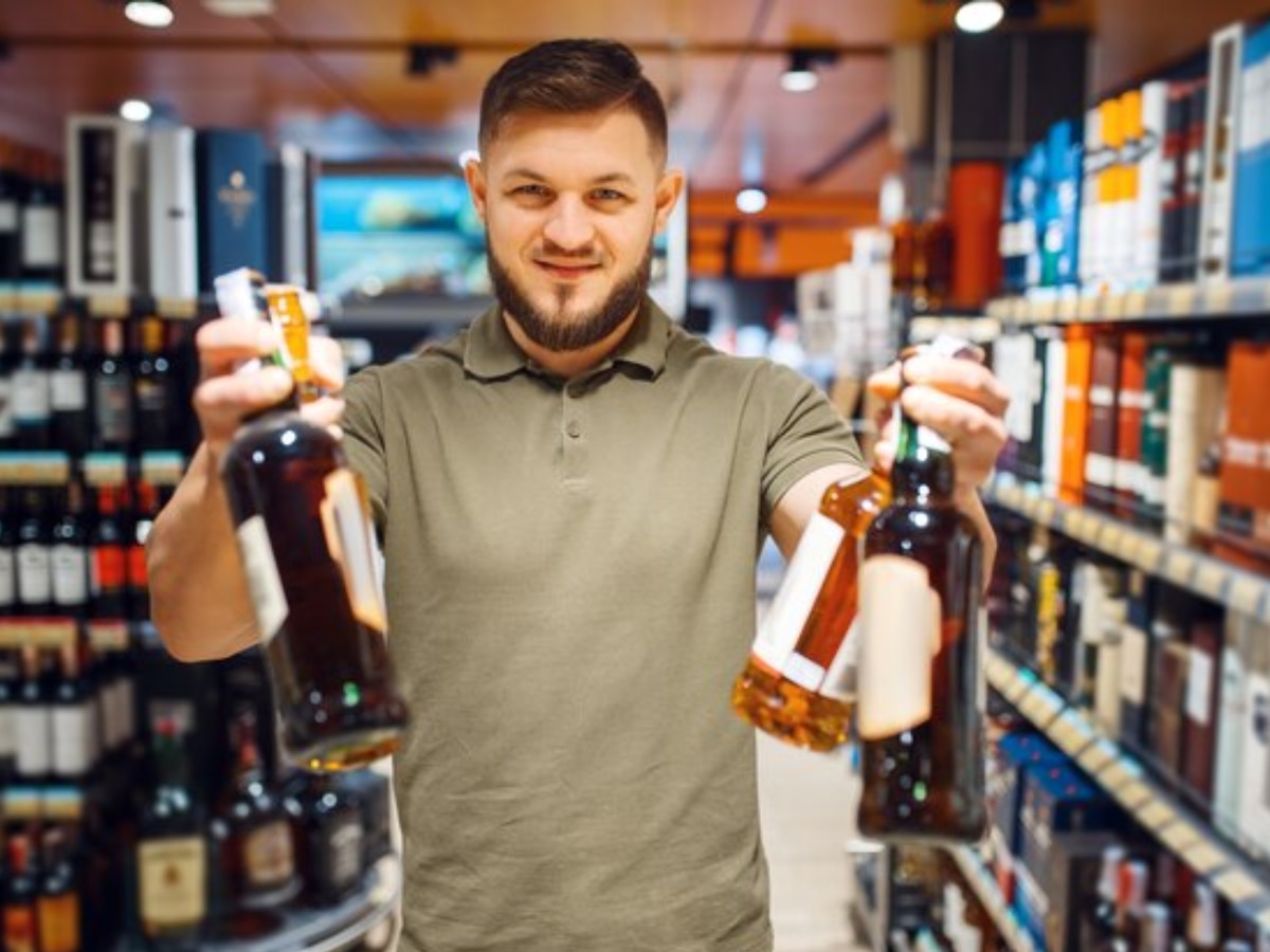 Alcohol shopkeeper earn by selling a bottle of liquor worth 2k rupees