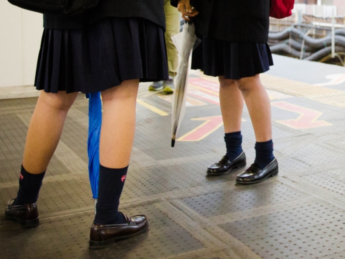 शिक्षक झाला हैवान, घरी सोडण्याच्या बहाण्याने दहावीच्या 2 विद्यार्थीनींसोबत कारमध्ये…'