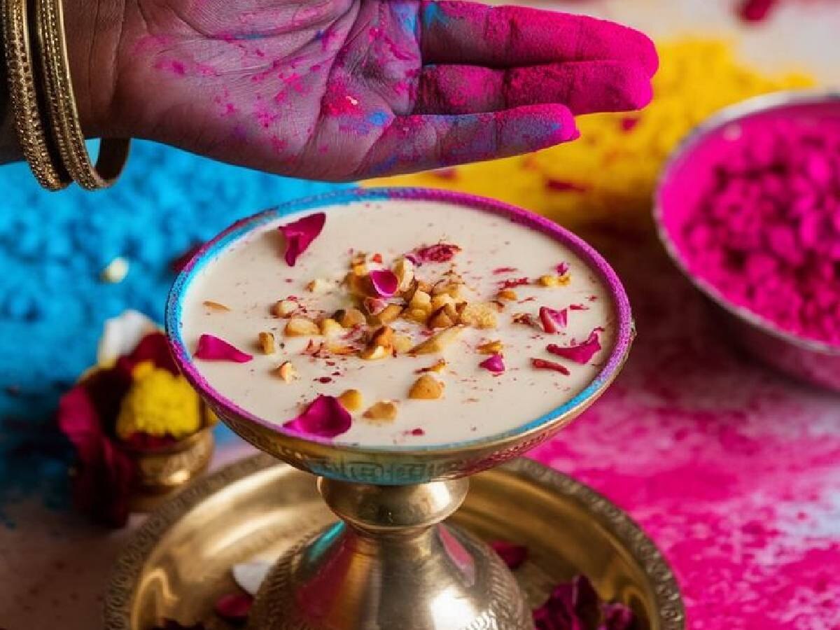 होळीसाठी घरच्या घरी बनवा स्पेशल थंडाई - सोपी रेसिपी
