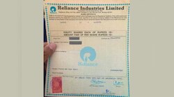 याला म्हणतात नशीब! घरात साफसफाई करताना सापडली 36 वर्षांपूर्वीच्या Reliance शेअरची कागदपत्रं, आजची किंमत थक्क करणारी