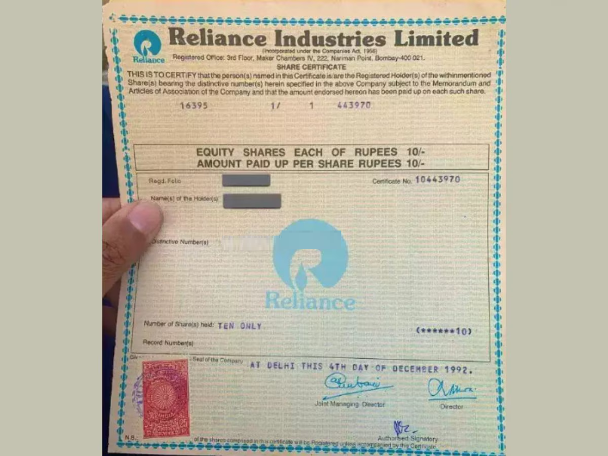 याला म्हणतात नशीब! घरात साफसफाई करताना सापडली 36 वर्षांपूर्वीच्या Reliance शेअरची कागदपत्रं, आजची किंमत थक्क करणारी याला म्हणतात नशीब! घरात साफसफाई करताना सापडली 36 वर्षांपूर्वीच्या Reliance शेअरची कागदपत्रं, आजची किंमत थक्क करणारी