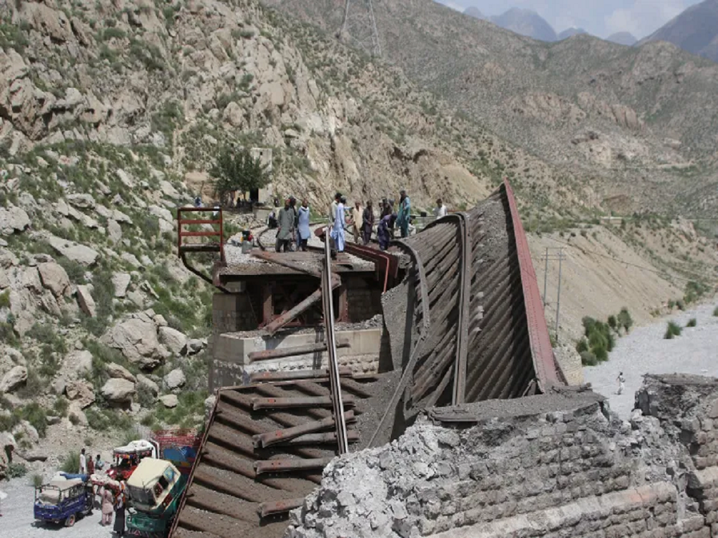Balochistan Train Hijack : 'त्या' 214 बंधकांना फाशी; पाक लष्करानं अल्टीमेटम न पाळल्यानं बलूच बंडखोरांनी उचललं हादरवणारं पाऊल Balochistan Train Hijack : 'त्या' 214 बंधकांना फाशी; पाक लष्करानं अल्टीमेटम न पाळल्यानं बलूच बंडखोरांनी उचललं हादरवणारं पाऊल