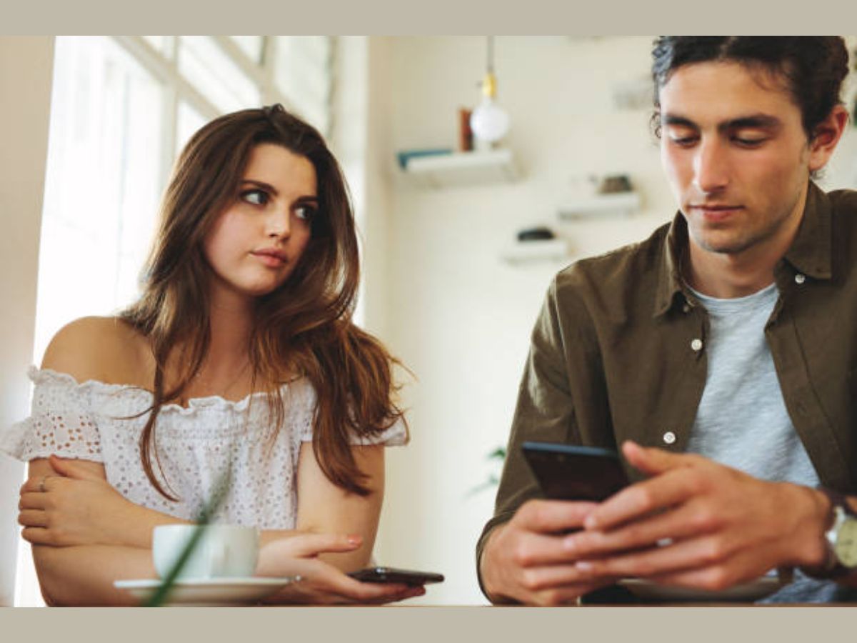 Relationship Tips : मुलं की मुली, प्रेमात कोण जास्त धूर्त ? रिलेशनशिपच्या नावाखाली कोण खेळतं Mind Game Relationship Tips : मुलं की मुली, प्रेमात कोण जास्त धूर्त ? रिलेशनशिपच्या नावाखाली कोण खेळतं Mind Game