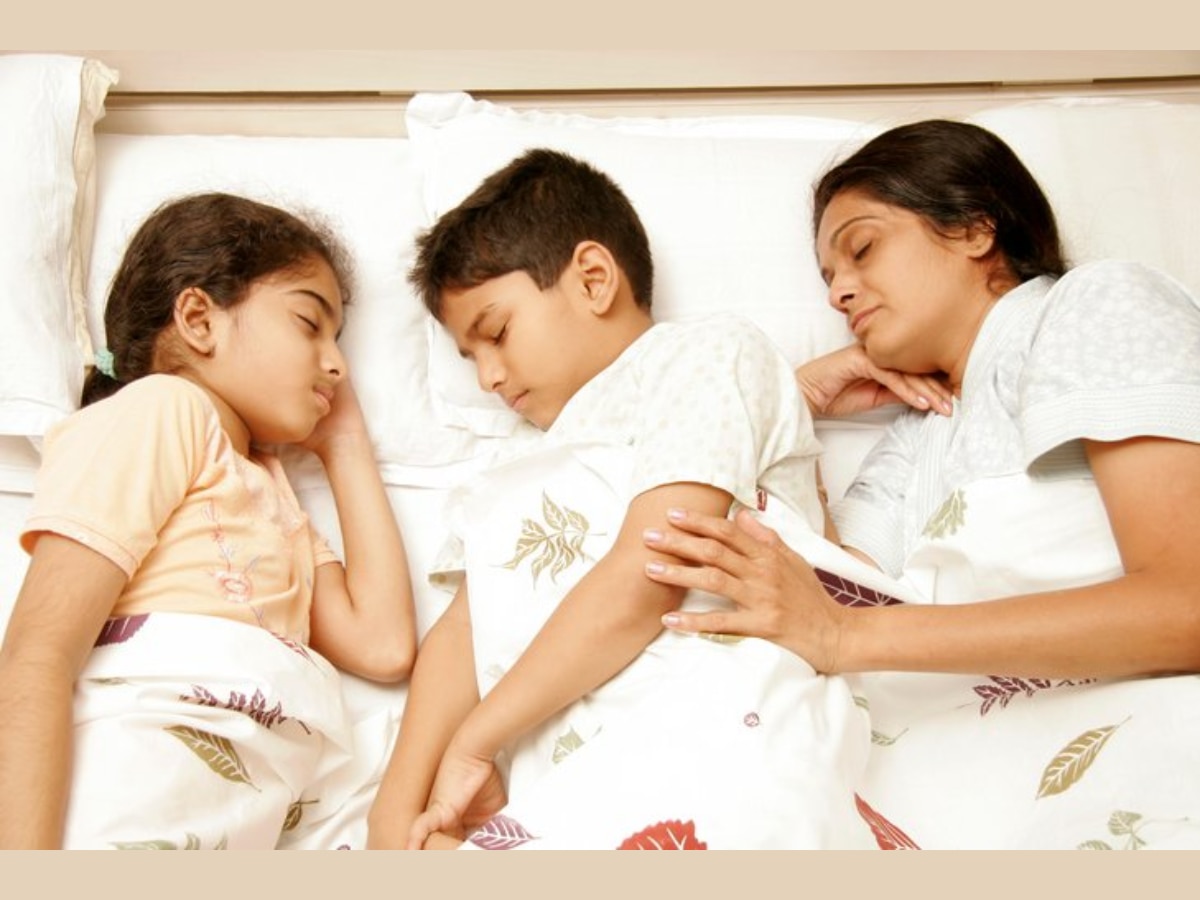 Parenting Tips : मुलांना 'या' वयानंतर पालकांसोबत झोपवणं थांबवलं पाहिजे? शास्त्रीय कारण महत्त्वाचं 