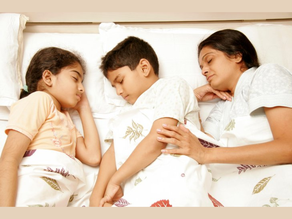 Parenting Tips : मुलांना 'या' वयानंतर पालकांसोबत झोपवणं थांबवलं पाहिजे? शास्त्रीय कारण महत्त्वाचं Parenting Tips : मुलांना 'या' वयानंतर पालकांसोबत झोपवणं थांबवलं पाहिजे? शास्त्रीय कारण महत्त्वाचं