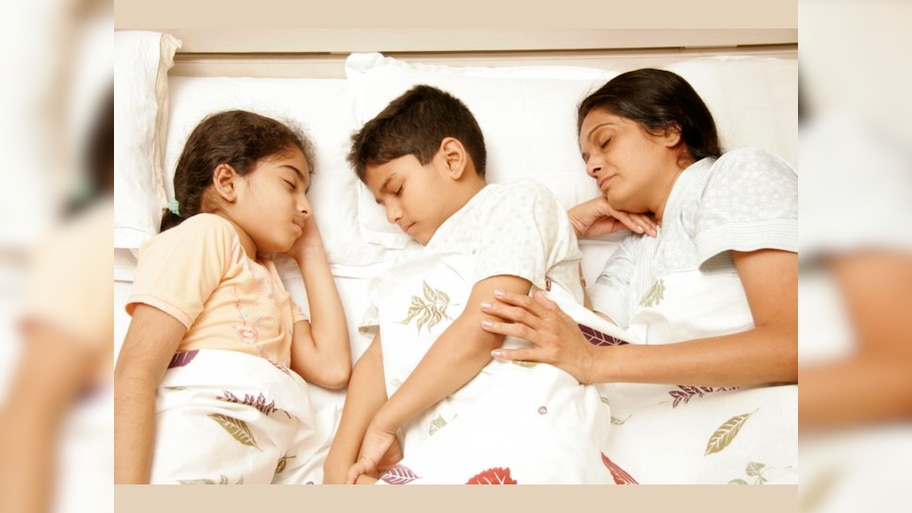 Parenting Tips : मुलांना 'या' वयानंतर पालकांसोबत झोपवणं थांबवलं पाहिजे? शास्त्रीय कारण महत्त्वाचं 