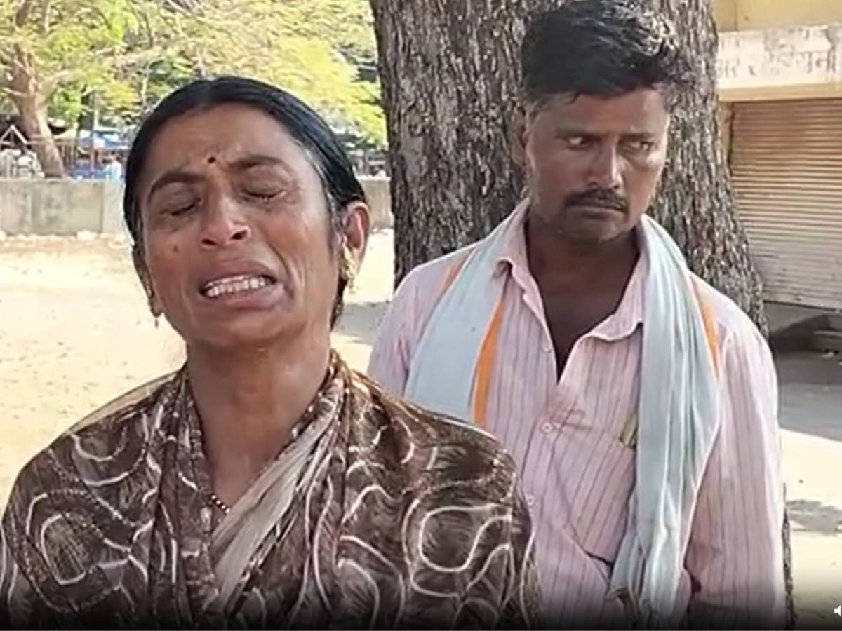 धक्कादायक! प्रेम प्रकरणातून 18 वर्षीय तरुणाला अमानुष मारहाण, उपचारादरम्यान तरुणाचा मृत्यू धक्कादायक! प्रेम प्रकरणातून 18 वर्षीय तरुणाला अमानुष मारहाण, उपचारादरम्यान तरुणाचा मृत्यू