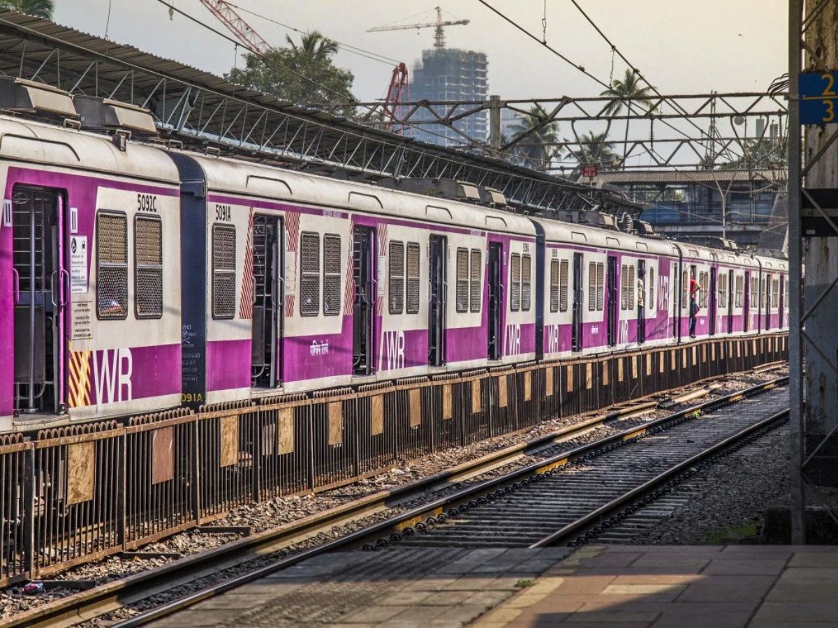 मुंबईच्या वेशीवर तयार होतेय नवीन रेल्वे मार्गिका, लवकरच लोकलच्या 200 फेऱ्या वाढणार मुंबईच्या वेशीवर तयार होतेय नवीन रेल्वे मार्गिका, लवकरच लोकलच्या 200 फेऱ्या वाढणार