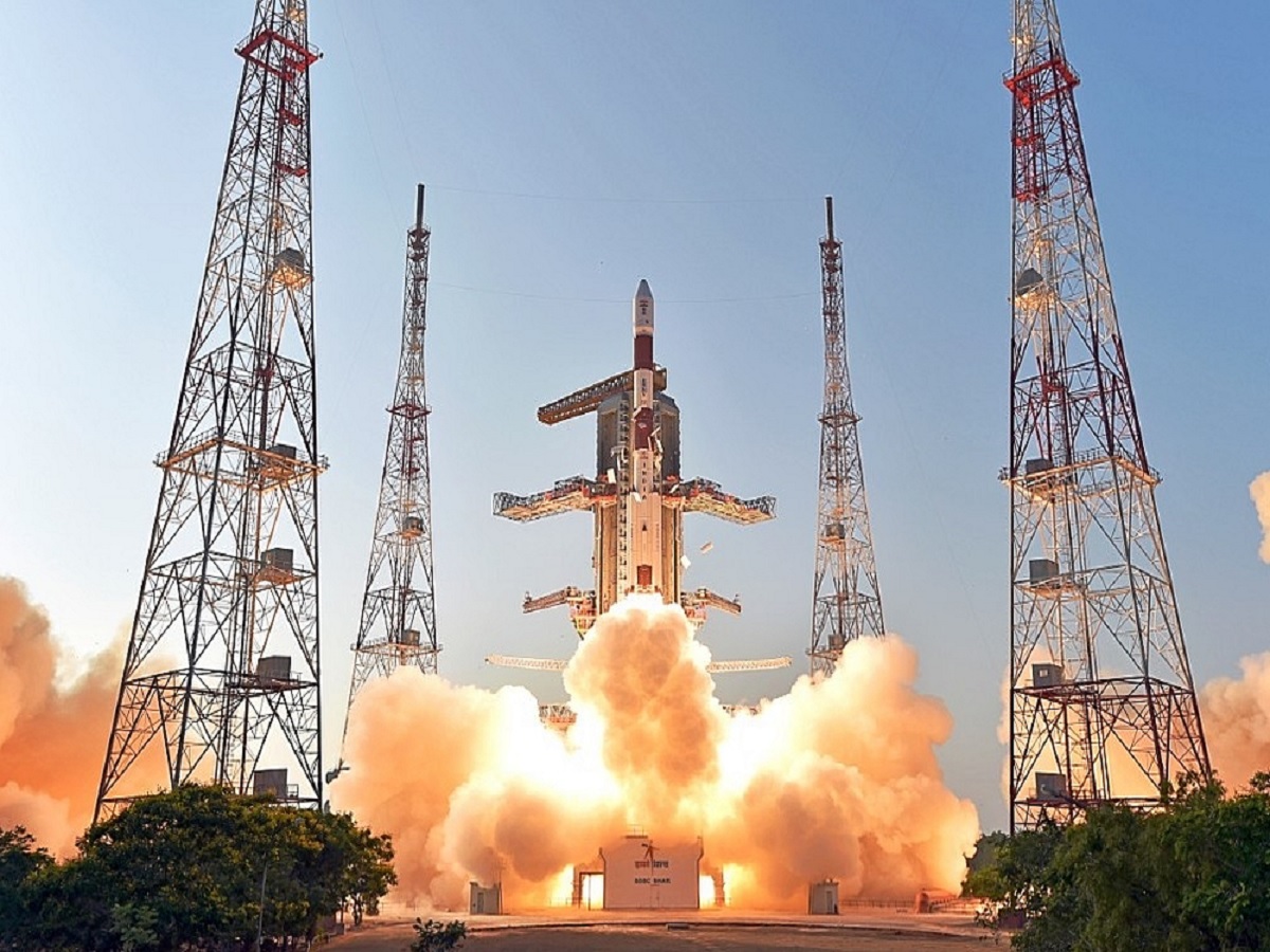 ISRO ची कमाई पाहून जग अचंबित; 34 देशांचे 393 सॅटेलाईट लाँच करुन कमावले 12434843850 रुपये ISRO ची कमाई पाहून जग अचंबित; 34 देशांचे 393 सॅटेलाईट लाँच करुन कमावले 12434843850 रुपये