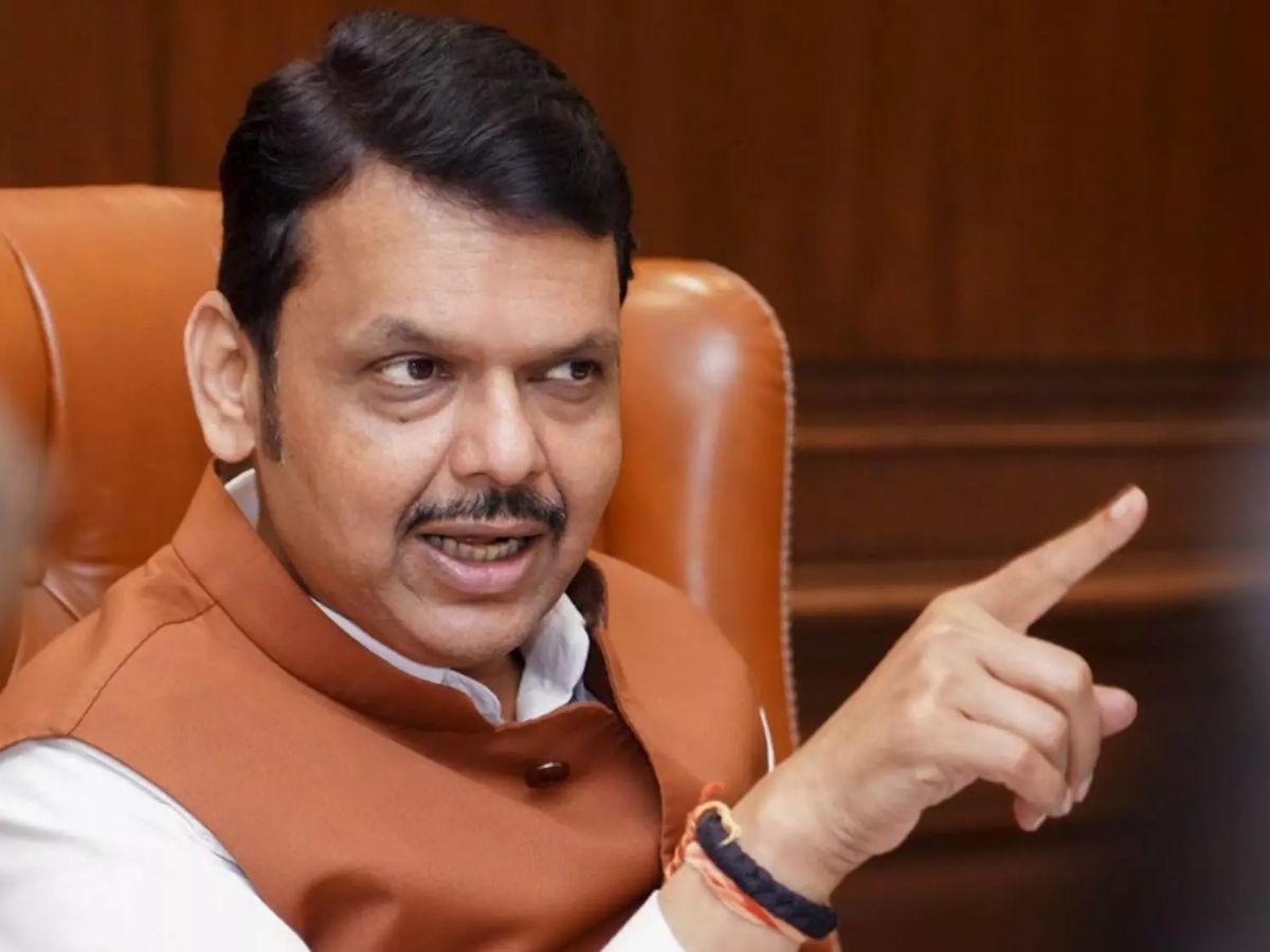 रीलबाज अधिकारी, पोलिसांवर कारवाई होणार? मुख्यमंत्र्यांनी सभागृहात दिली महत्वाची माहिती रीलबाज अधिकारी, पोलिसांवर कारवाई होणार? मुख्यमंत्र्यांनी सभागृहात दिली महत्वाची माहिती