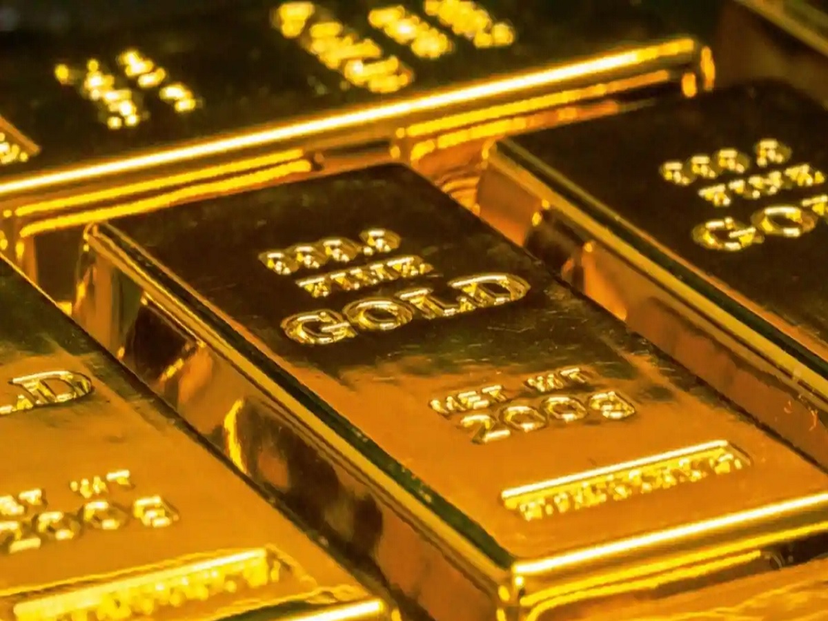 सोन्याच्या दरात तब्बल 2000 रुपयांची घसरण, MCX वर नेमकं काय घडलं? सोन्याच्या दरात तब्बल 2000 रुपयांची घसरण, MCX वर नेमकं काय घडलं?