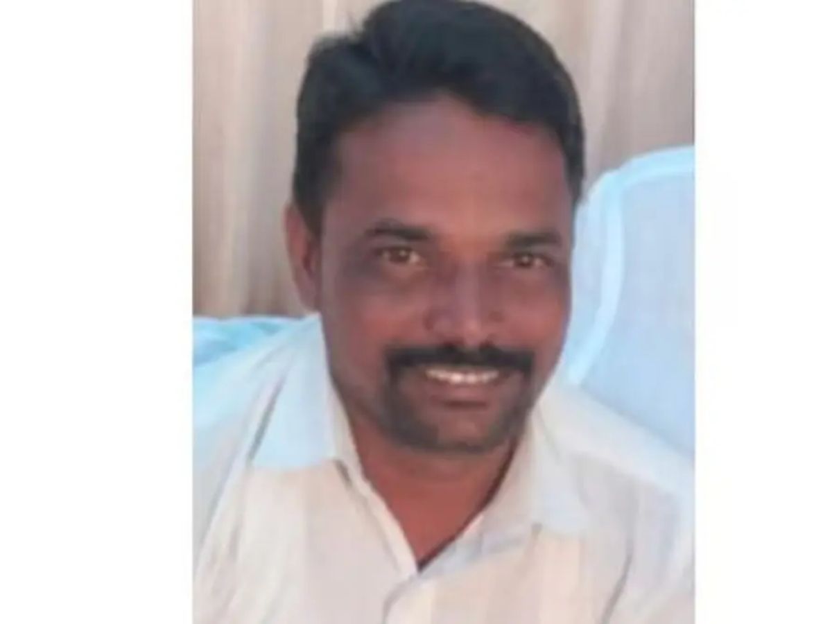 जळगाव हादरलं! 31 डिसेंबरचा 'तो' वाद अन् रागातून माजी उपसरपंच तरुणाचा निर्घृण खून, आरोपी गावातीलच! जळगाव हादरलं! 31 डिसेंबरचा 'तो' वाद अन् रागातून माजी उपसरपंच तरुणाचा निर्घृण खून, आरोपी गावातीलच!