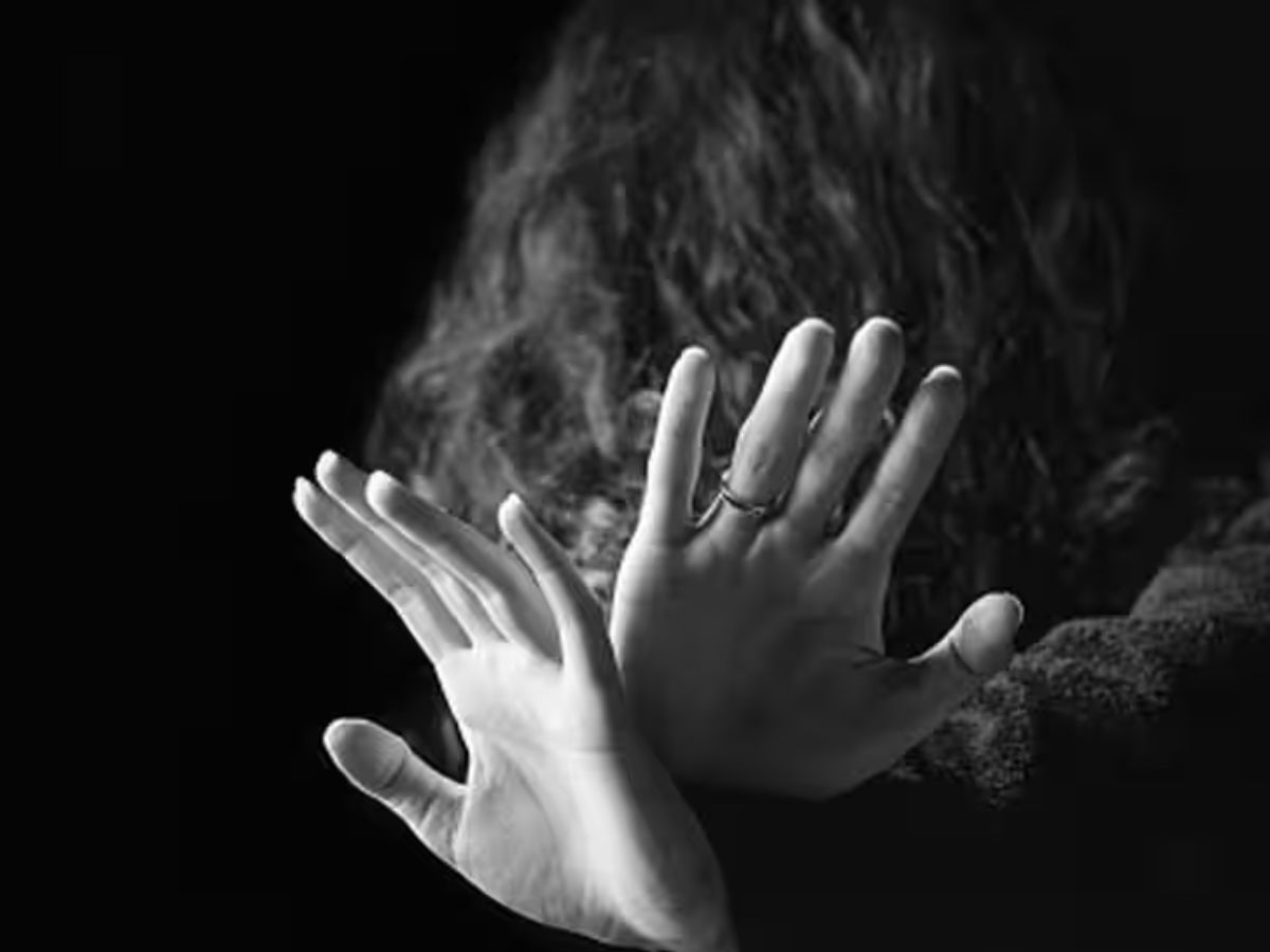 उल्हासनगरमध्ये खळबळ! पत्नीपासून विभक्त झालेल्या नराधम बापाचा पोटच्या मुलीवर अत्याचार उल्हासनगरमध्ये खळबळ! पत्नीपासून विभक्त झालेल्या नराधम बापाचा पोटच्या मुलीवर अत्याचार