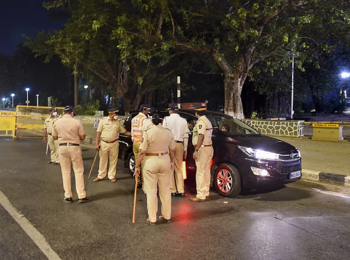 अजब! दारु पिऊन गाडीत बसला म्हणून पोलिसांनी प्रवाशाला ठोकला 1000 रुपयांचा दंड; पोस्ट व्हायरल अजब! दारु पिऊन गाडीत बसला म्हणून पोलिसांनी प्रवाशाला ठोकला 1000 रुपयांचा दंड; पोस्ट व्हायरल