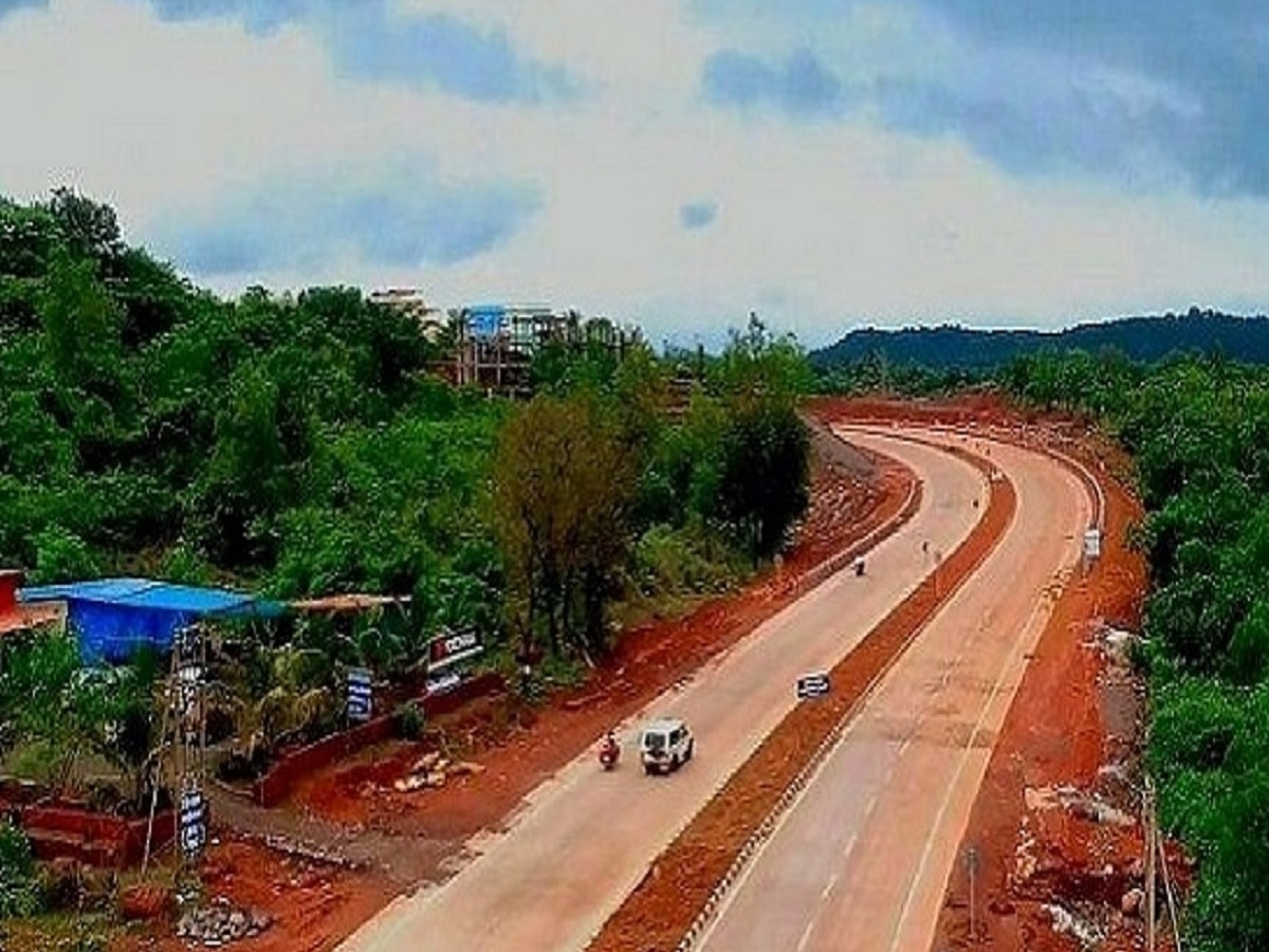 18 वर्षांपासून रखडलेल्या मुंबई-गोवा महामार्गाचे धडकी भरवणारे वास्तव; 11 महिन्यात 137 लोकांचा मृत्यू 18 वर्षांपासून रखडलेल्या मुंबई-गोवा महामार्गाचे धडकी भरवणारे वास्तव; 11 महिन्यात 137 लोकांचा मृत्यू
