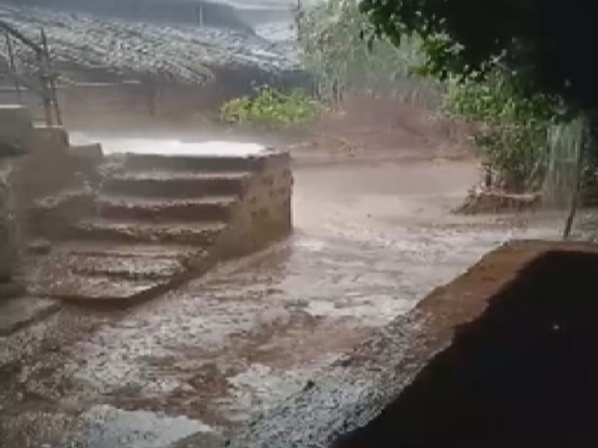 महाराष्ट्रात अत्यंत भयानक वातावरण! ऐन उन्हाळ्यात कोकणात तुफान पाऊस; रत्नागिरी, सिंधुदुर्ग आणि…. महाराष्ट्रात अत्यंत भयानक वातावरण! ऐन उन्हाळ्यात कोकणात तुफान पाऊस; रत्नागिरी, सिंधुदुर्ग आणि….