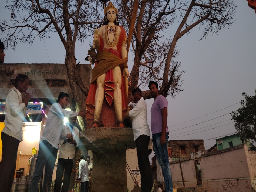 जळगावमध्ये मारुतीची मूर्ती स्थलांतरीत करताना अचानक वानरांची टोळी आली अन्…