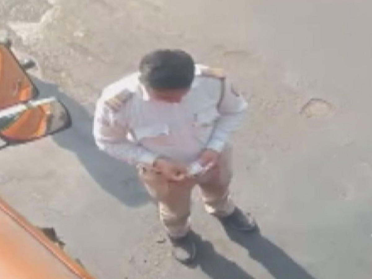 Jalgaon News lost his police department job for just 50 rupees Suspension of three traffic policemen in Jalgaon