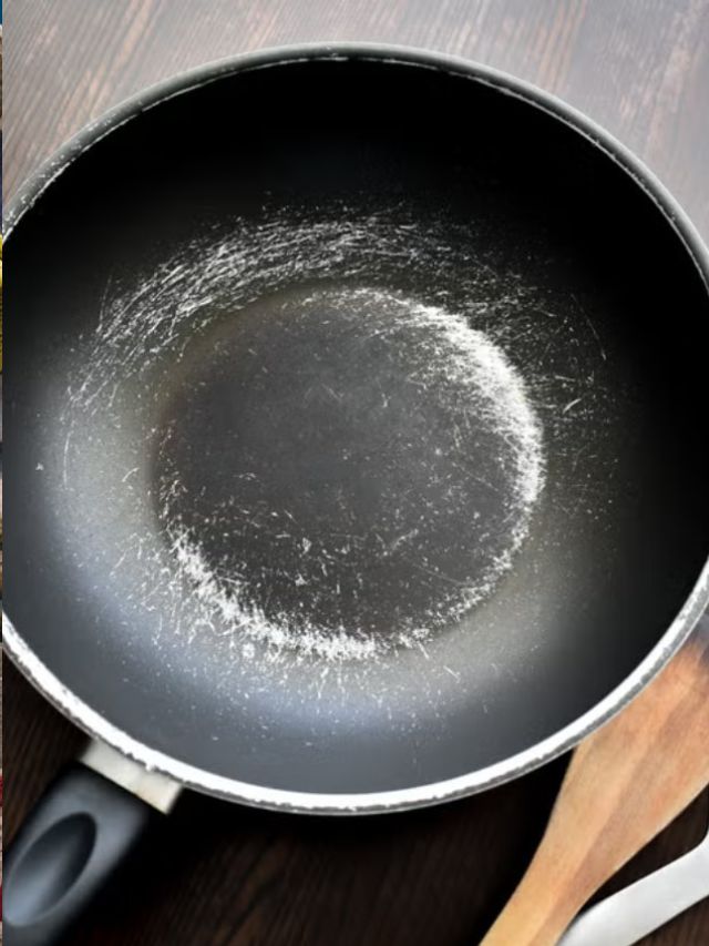 kitchen hacks in marathi how to clean non stick tawa  with lemon vinegar and baking soda 