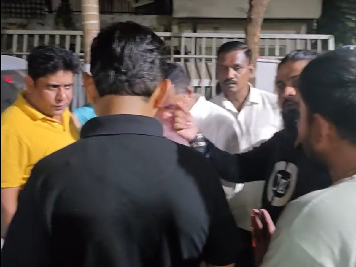 'मराठी लोग गंदे...', घाटकोपरमध्ये नॉनव्हेज खाणाऱ्या कुटुंबाला हिणवणाऱ्या गुजराती रहिवाशांची 'मनसे' स्टाईलनं जिरवली 'मराठी लोग गंदे...', घाटकोपरमध्ये नॉनव्हेज खाणाऱ्या कुटुंबाला हिणवणाऱ्या गुजराती रहिवाशांची 'मनसे' स्टाईलनं जिरवली