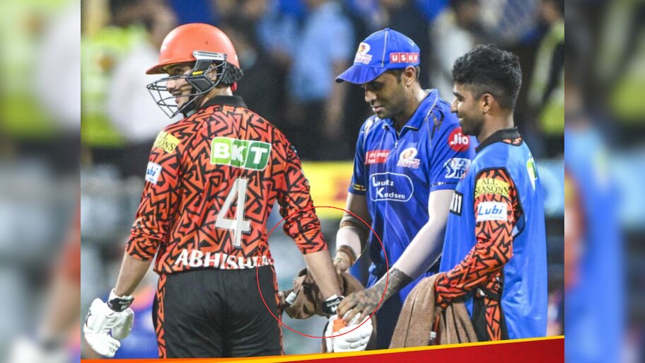 MI vs SRH: अभिषेकची दहशत... लाईव्ह सामन्यात शर्माची सूर्यकुमारने घेतली झाडा-झडती, Video Viral 