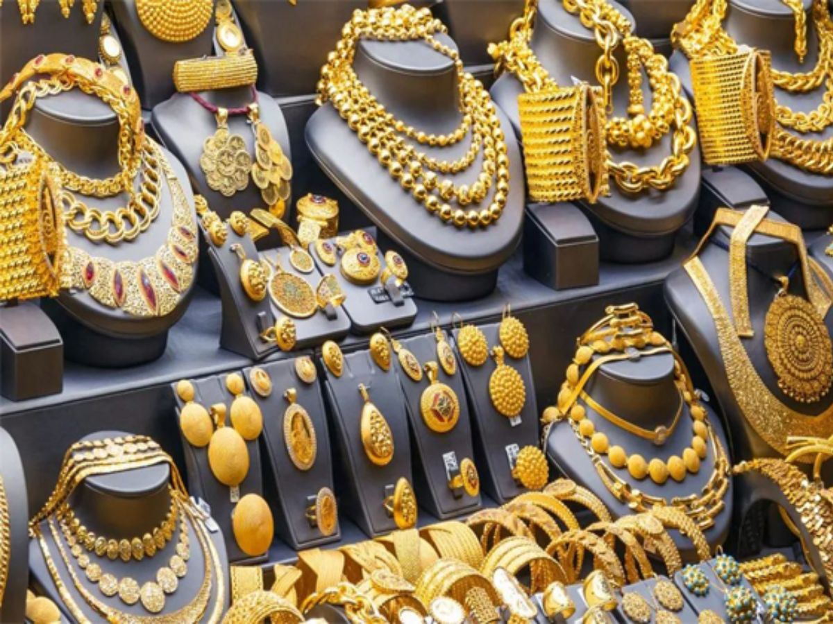 चांदीचे दर घसरले, सोन्याच्या दरात वाढ कायम, आजचे 22 कॅरेटचे दर काय? चांदीचे दर घसरले, सोन्याच्या दरात वाढ कायम, आजचे 22 कॅरेटचे दर काय?