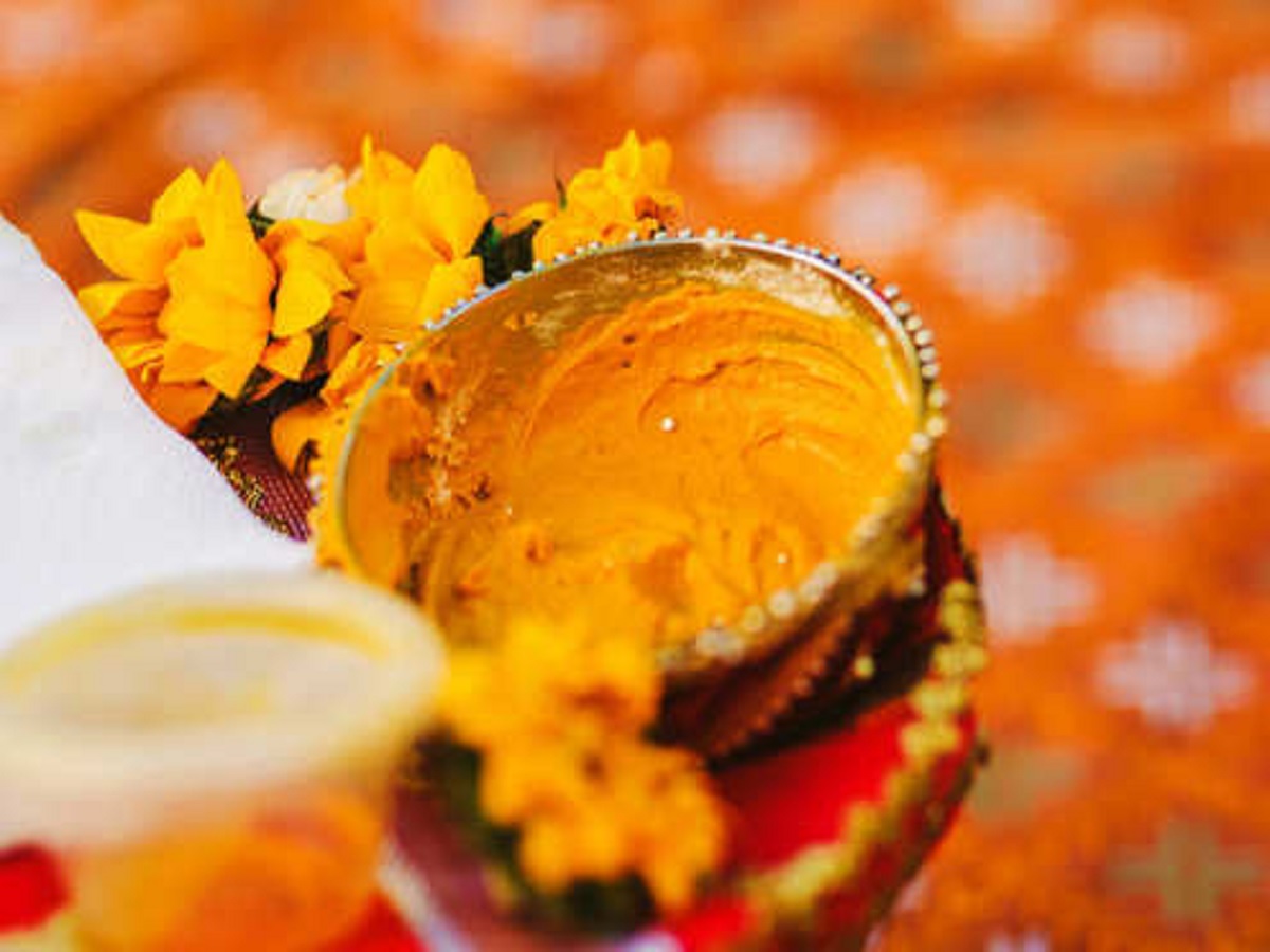 हळदीच्या कार्यक्रमात पिवळ्या रंगाचे हात अचानक लाल झाले! नाशिकमध्ये घडली भयानक घटना हळदीच्या कार्यक्रमात पिवळ्या रंगाचे हात अचानक लाल झाले! नाशिकमध्ये घडली भयानक घटना
