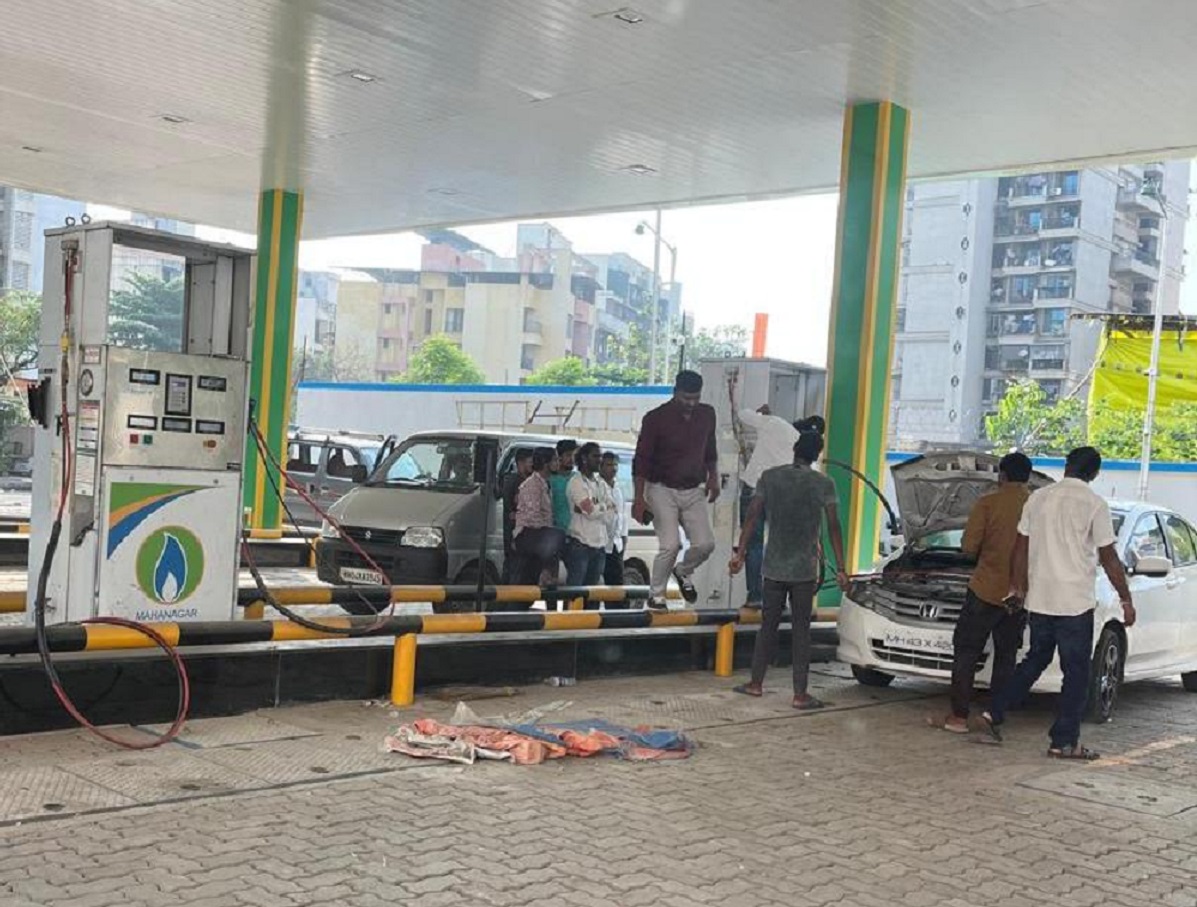 CNG भरताना गाडीतून खाली का उतरतात? अर्ध्या भारताला माहिती नाही उत्तर CNG भरताना गाडीतून खाली का उतरतात? अर्ध्या भारताला माहिती नाही उत्तर