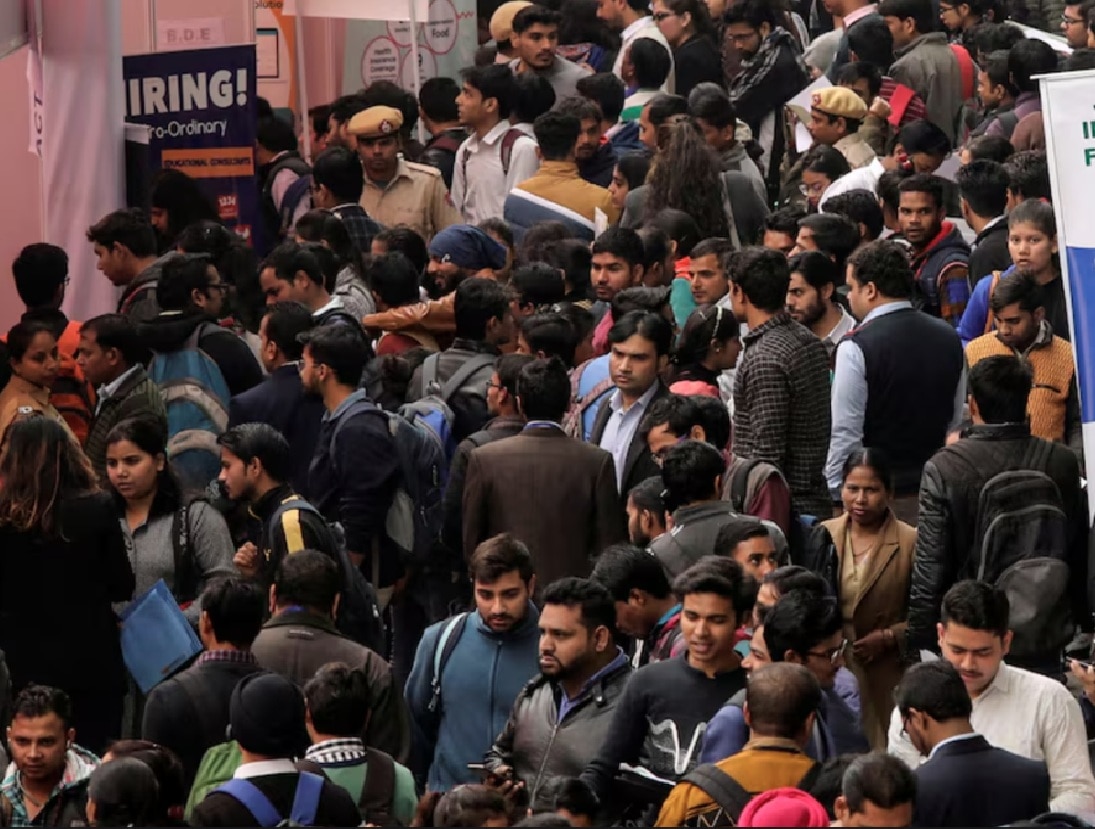 शिपाई होण्यासाठी 2476000 अर्ज; 1 जागेसाठी 46 जणांमध्ये स्पर्धा! MBA, PhD धारक तरुणांची झुंबड