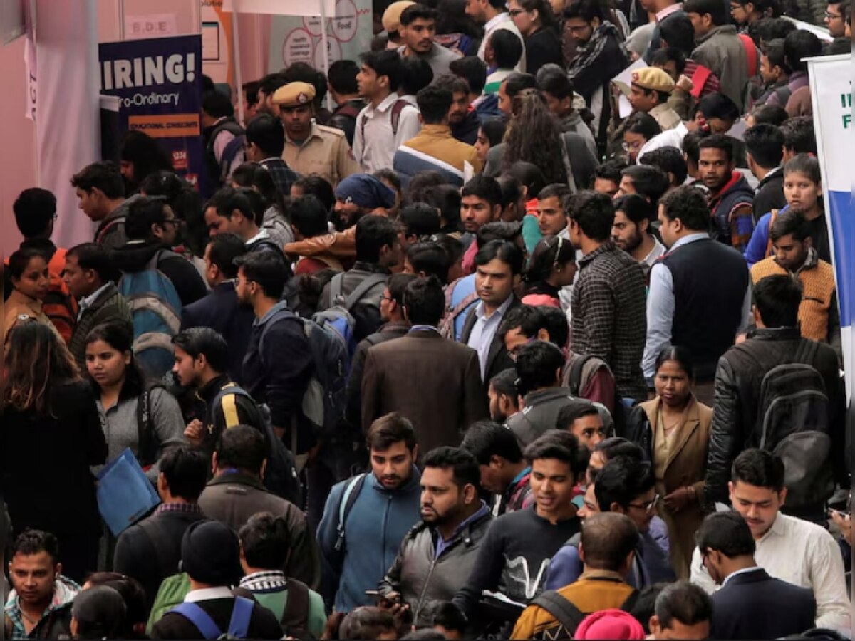 शिपाई होण्यासाठी 2476000 अर्ज; 1 जागेसाठी 46 जणांमध्ये स्पर्धा! MBA, PhD धारक तरुणांची झुंबड