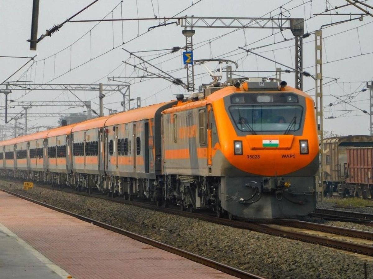 मुंबईला मिळणार पहिली पहिली अमृत भारत ट्रेन, कुठून कुठपर्यंत धावणार? सगळं काही जाणून घ्या मुंबईला मिळणार पहिली पहिली अमृत भारत ट्रेन, कुठून कुठपर्यंत धावणार? सगळं काही जाणून घ्या