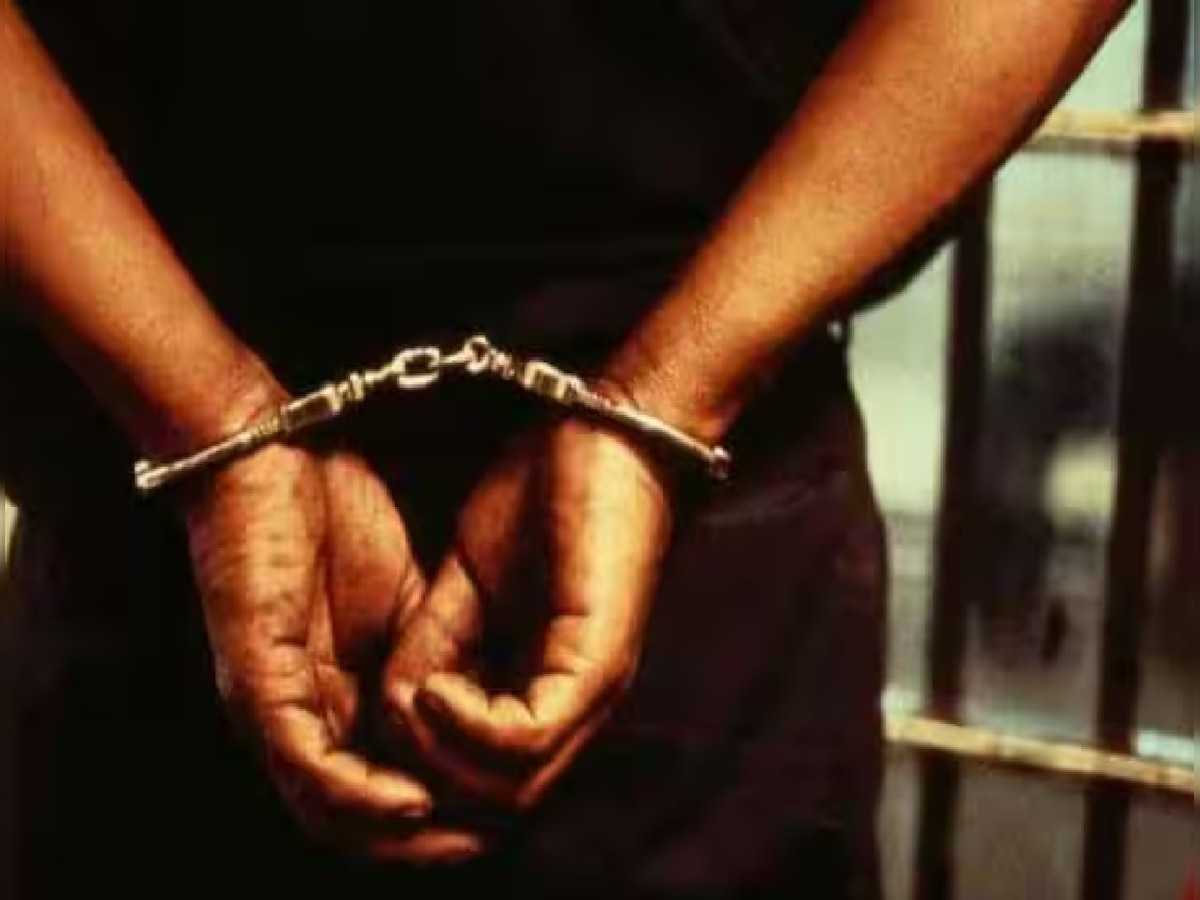 बारामती हादरली! 11 वर्षांच्या चिमुकलीवर लैंगिक अत्याचार; घरात कोणी नसल्याचं पाहून आरोपीने...