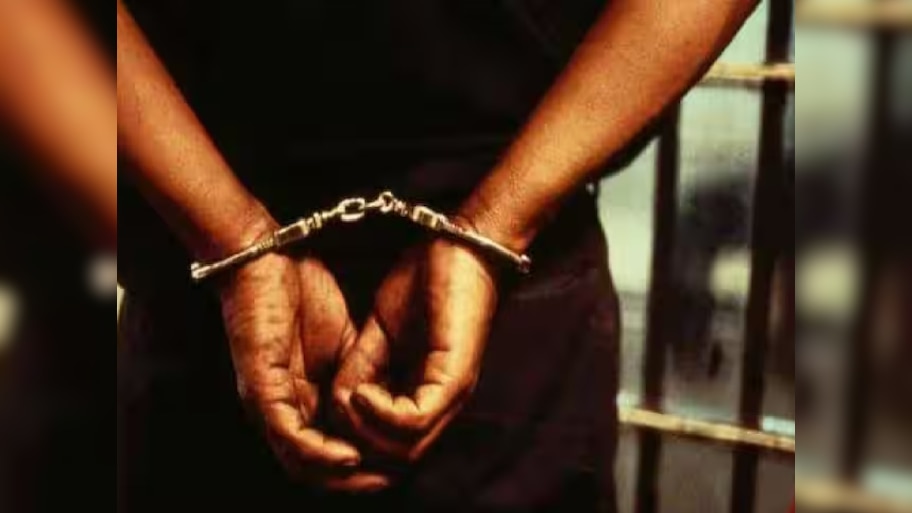 बारामती हादरली! 11 वर्षांच्या चिमुकलीवर लैंगिक अत्याचार; घरात कोणी नसल्याचं पाहून आरोपीने...