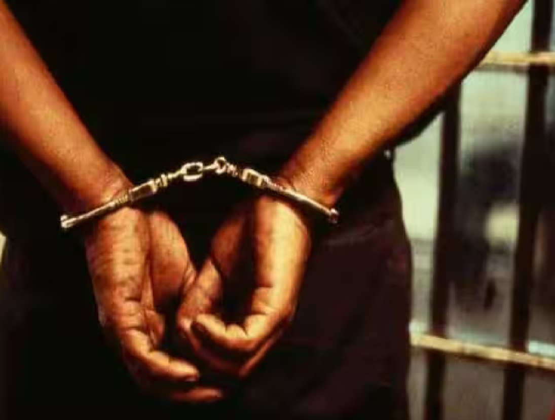 बारामती हादरली! 11 वर्षांच्या चिमुकलीवर लैंगिक अत्याचार; घरात कोणी नसल्याचं पाहून आरोपीने... बारामती हादरली! 11 वर्षांच्या चिमुकलीवर लैंगिक अत्याचार; घरात कोणी नसल्याचं पाहून आरोपीने...