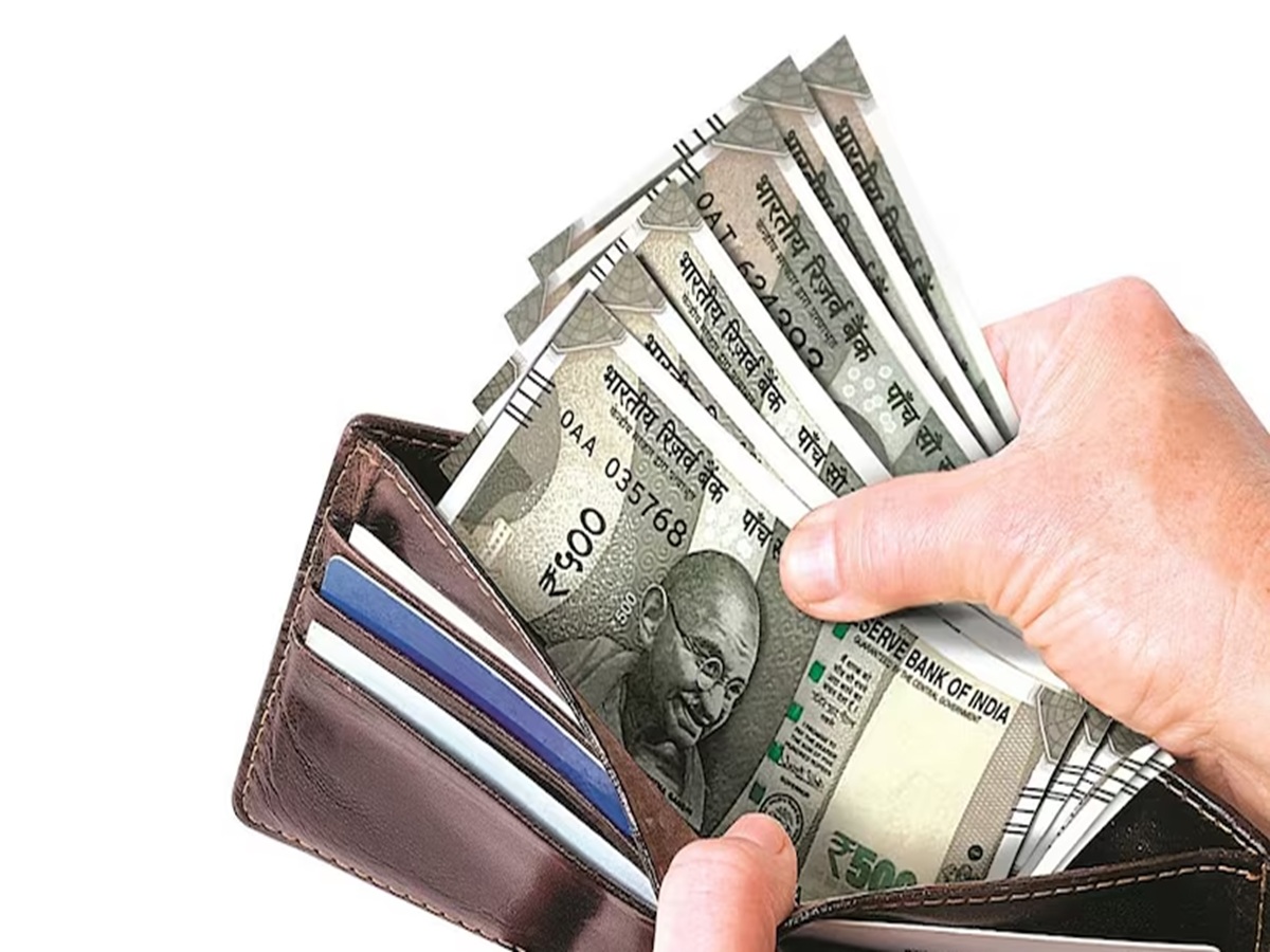 7th Pay Commission मुळं सरकारी कर्मचाऱ्यांना दणका; पगाराचा आकडा कमी होणार? 7th Pay Commission मुळं सरकारी कर्मचाऱ्यांना दणका; पगाराचा आकडा कमी होणार?
