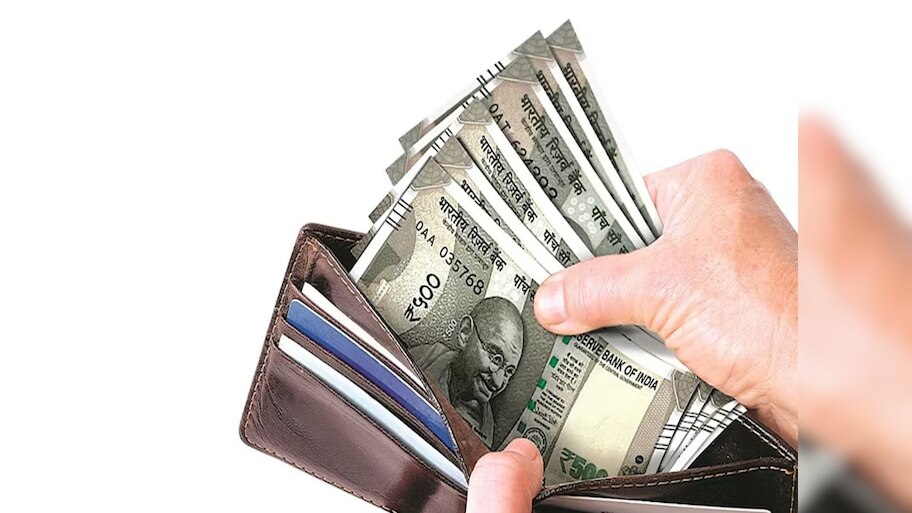 7th Pay Commission मुळं सरकारी कर्मचाऱ्यांना दणका; पगाराचा आकडा कमी होणार? 