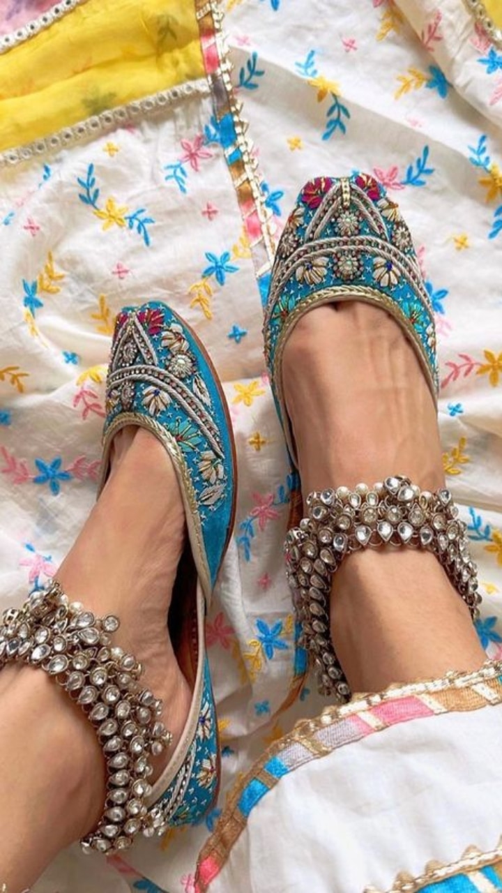 trending rajasthani mojadi design, latest rajasthani footwear, mojadi designs, women mojadi , rajasthani footwear, footwear designs for women, महिलांसाठी मोजडी, महिलांसाठी ट्रेडिश्नल मोजडी, mahilansathi mojadi, lifestyle, lifestyle news, lifestyle news in marathi, 